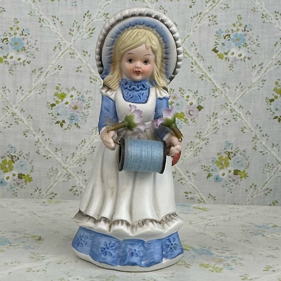 🧵 Adorable Vintage Thread & Scissor Holder Figurine 🪡 - Picture 1 of 8